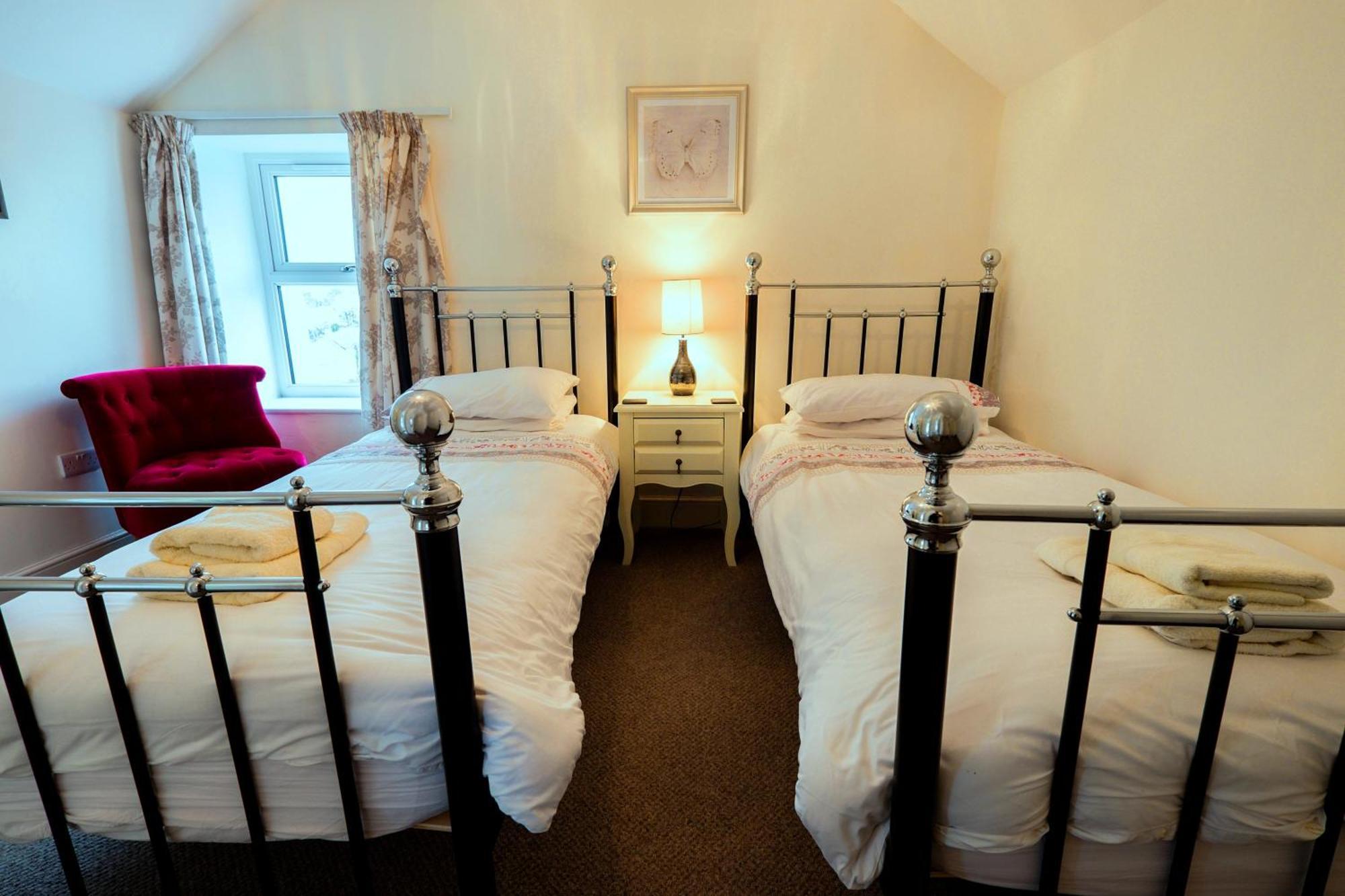 Glan Y Mor, Sleeps 20, 8 Bedrooms, 8 Bathrooms, Seafront, Criccieth Zewnętrze zdjęcie