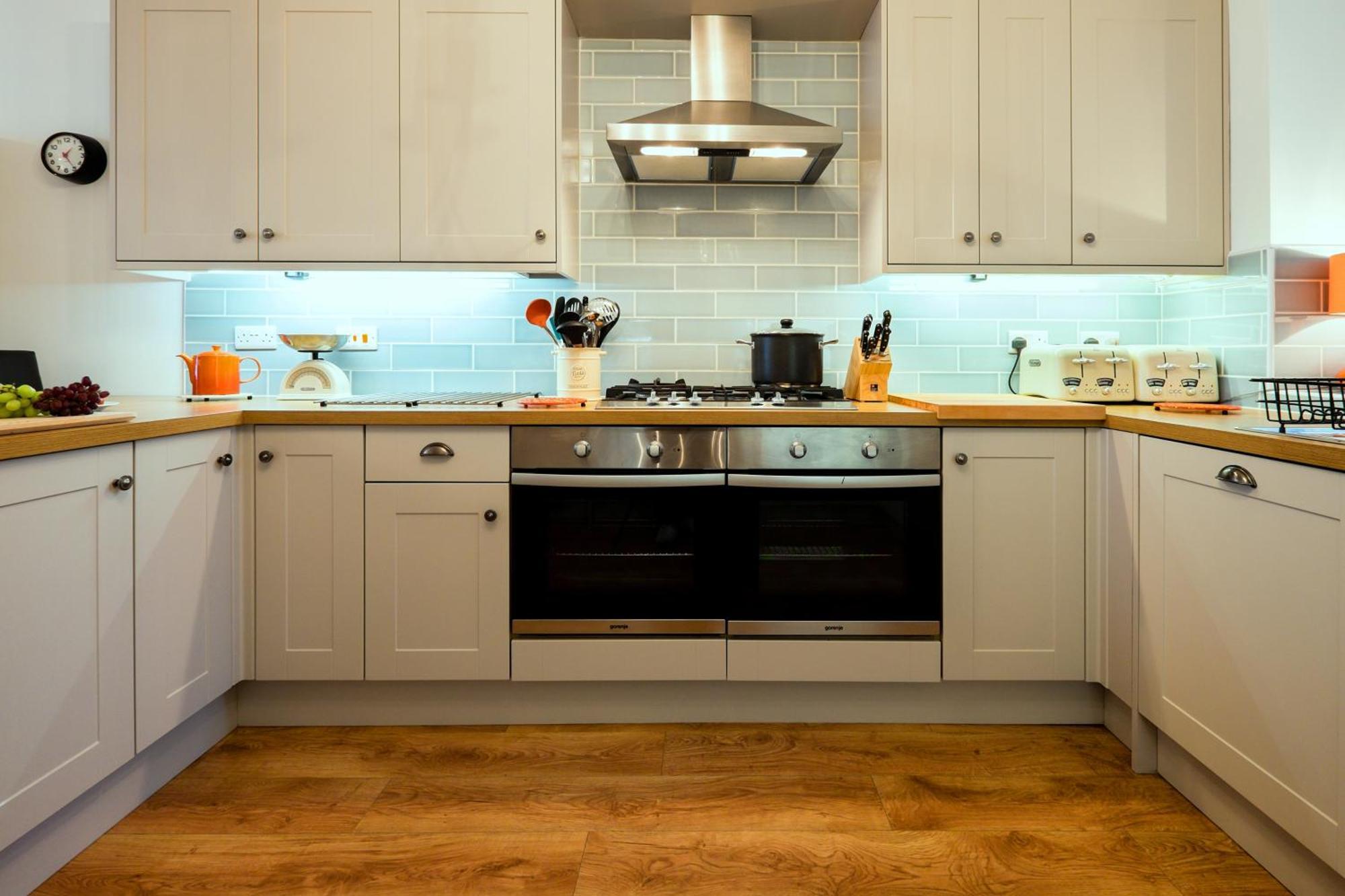 Glan Y Mor, Sleeps 20, 8 Bedrooms, 8 Bathrooms, Seafront, Criccieth Zewnętrze zdjęcie